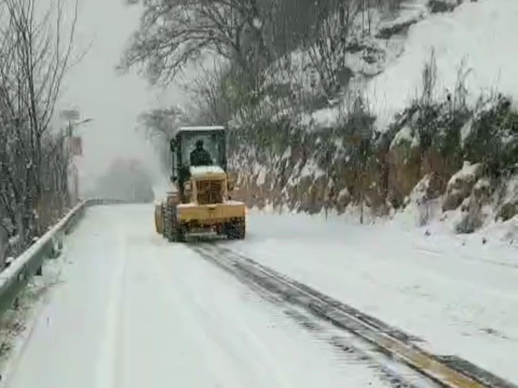 县农管站积极应对降雪天气保障农村公路安全畅通