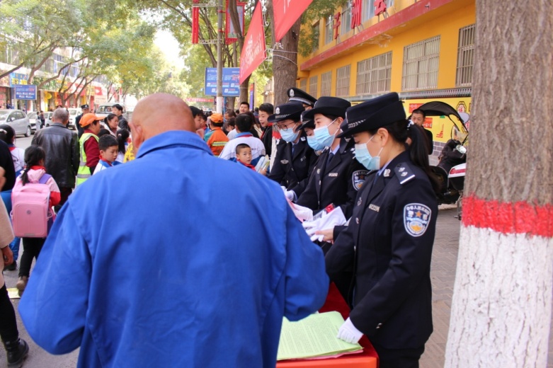 子洲县公安局出入境管理大队开展打击跨境赌博宣传活动