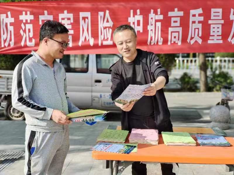 县工贸局举行防灾减灾知识宣传活动