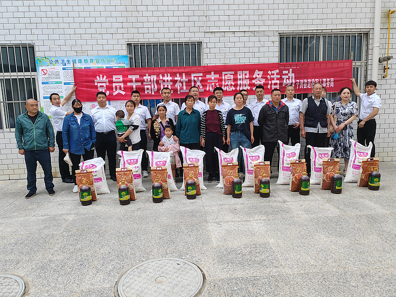 子洲县退役军人事务局开展“双报到”志愿服务进社区活动