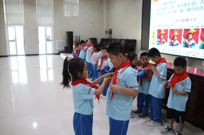 子洲县第一小学开展一年级队前教育活动